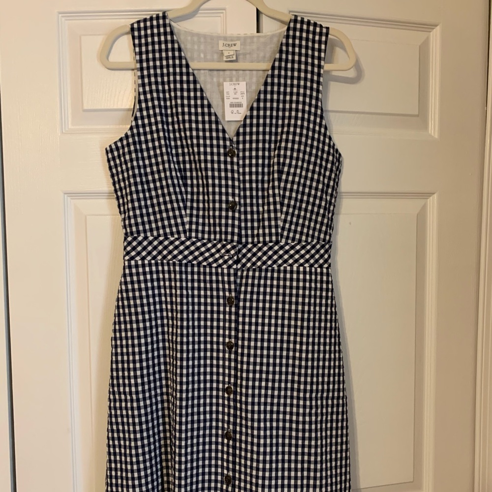V-neck seersucker button-front dress in gingham